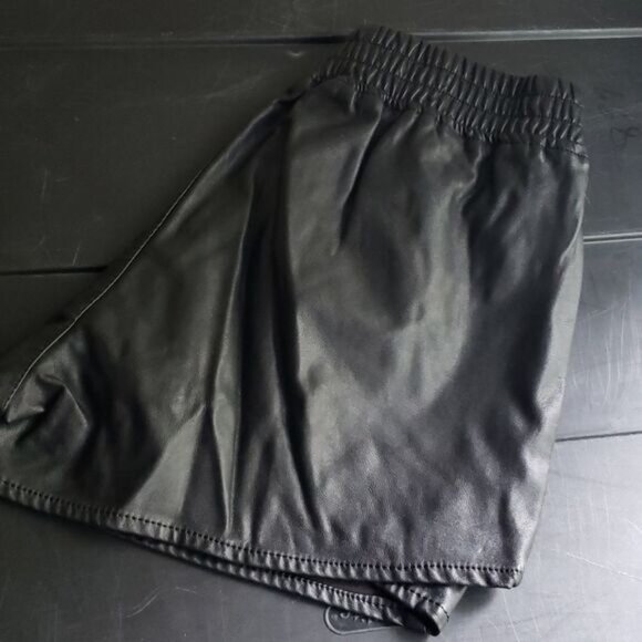 H&m vegan leather mini shorts size 2 black - Picture 3 of 4